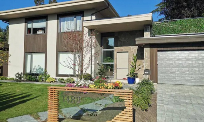 West Vancouver House | West Vancouver Guest Suite (Braeside St)