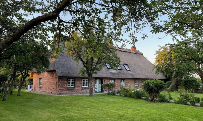 Hasselberg Apartment | West - wood-burning stove, shower, sauna, garden, terrace, close to the beach, child-friendly
