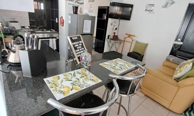 Greater Johannesburg Metropolitan Area Apartment | Westcliff Drive Lemon Tree Cottage