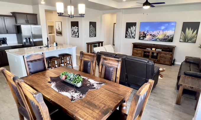 Las Cruces House | ⭐️ Western Style Casita with 3BR and a Fitness Room and BBQ grill