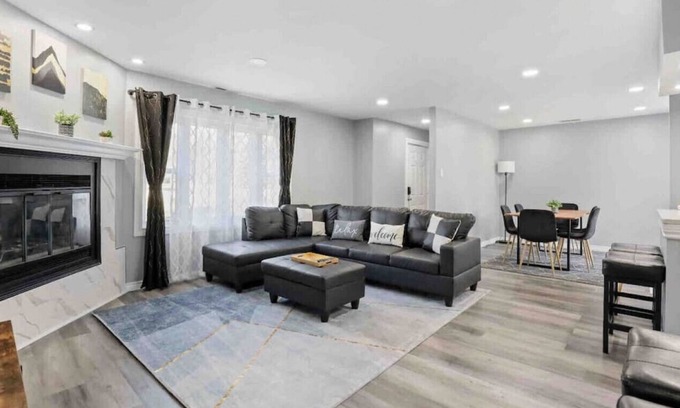 Highland Hills House | Western Suburban Wonder- Near Oakbrook