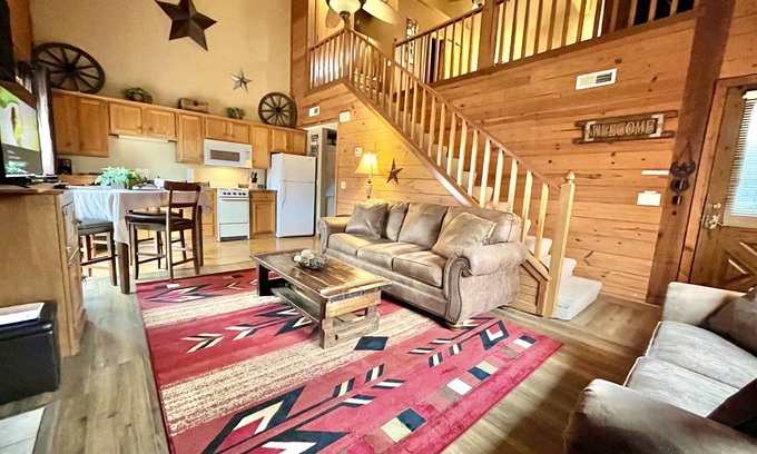 Table Rock Cabin | Western-themed cabin condo~close to Branson fun, area lakes and pet friendly