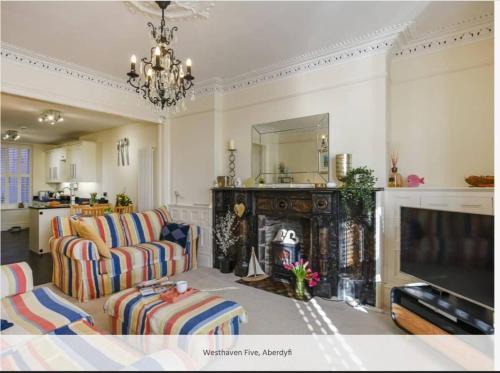 Aberdovey Apartment | Westhaven 5 Beachfront Luxury! Free Parking Permit