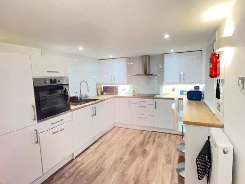 Weston-super-Mare Apartment | Westons Hideaway, 2 Bed, Free Parking, 6 mins walk to beach,