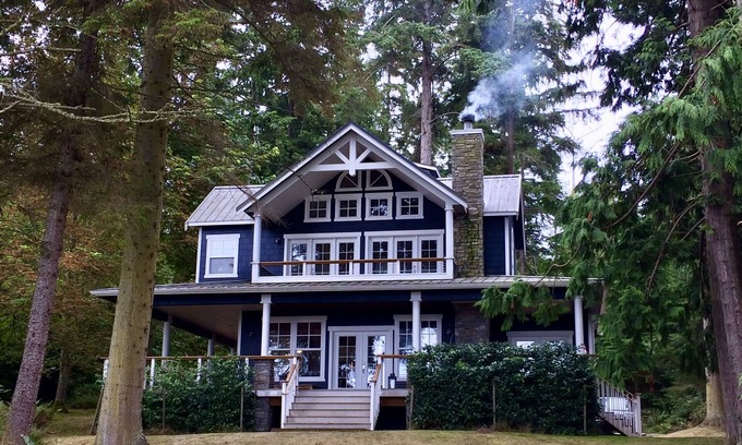 Lagoon Point House | Westside Waterfront View Home - AvantStay | Hottub