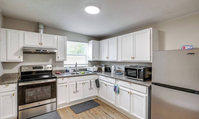 Inwood House | Westwood Cottage- 3 BDRM, Perfect for Families!
