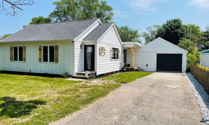Tawas City House | Wet Feet Retreat in East Tawas- Dog-Friendly!