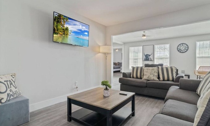 Jefferson House | WeWelcome you to our 4 Bed 3 Full Bath Duplex