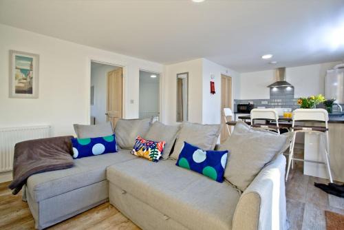 Helston House | Wheal Amelia - Free WiFi - Parking - Pet Friendly - On-site Activities