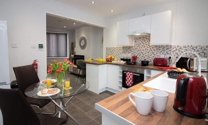 Doncaster House | Wheatley House - Newly renovated 3 bed property, walking distance from Doncaster town centre and ...