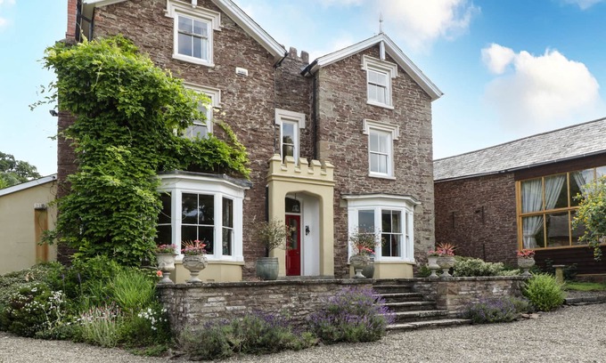 Leominster Cottage | WHEELBARROW CASTLE, pet friendly, with hot tub in Leominster
