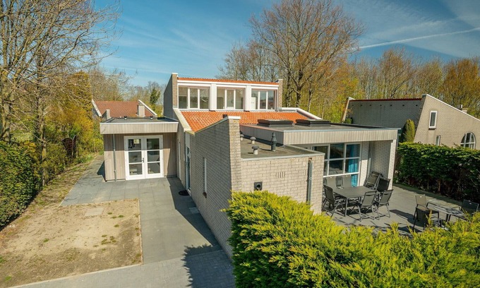 Brouwershaven Cottage | Wheelchair accessible 10-person bungalow