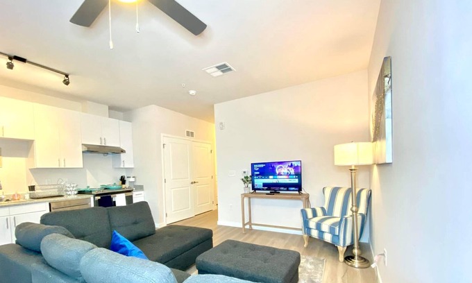 Downtown Baltimore Apartment | 👩‍🦽Wheelchair Accessible ✨💫Studio W/ Free Parking 🚗