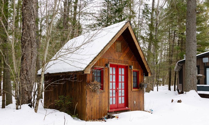 Carnarvon Cottage | Where Serenity Meets Adventure in Haliburton's Hidden Gem!