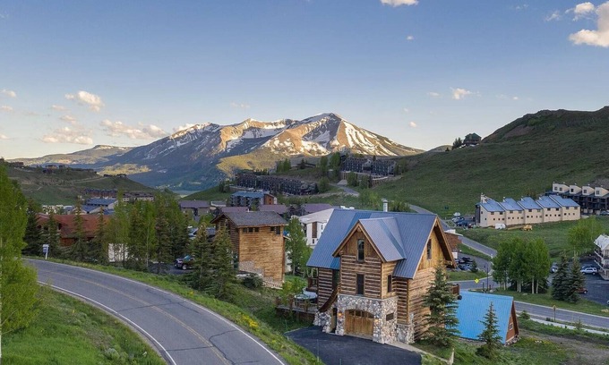 Crested Butte House | Whetstone Chalet/Dog Friendly W/Incredible Views! Hot Tub! Close to Rec Path!