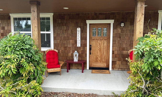 Freeland House | Whidbey House 3 BR 2 BA Porch & Patio: Walk to Golf & Beach Sleeps 6-7