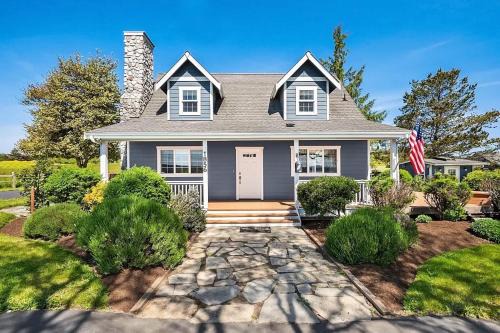 Oak Harbor House | Whidbey Island Retreat - Oceanfront with Hot tub