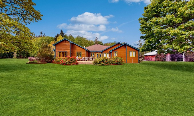 Coupeville House | Whidbey Island waterfront acreage with gardens, pond, chef's kitchen, & studio