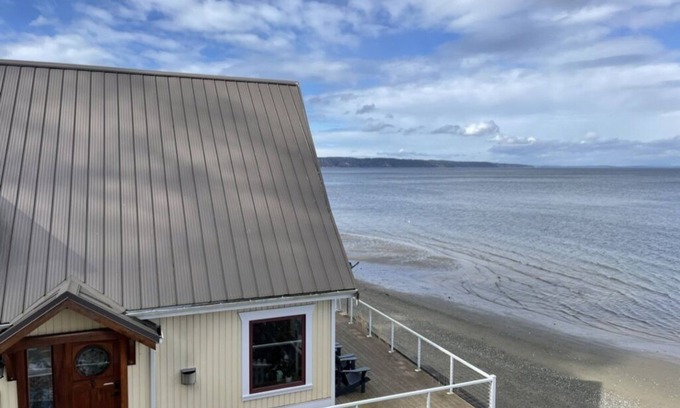 Langley House | WhidbeyBeachHouse, Oceanfront Getaway on Private Beach 3BR·Office·fuboTV