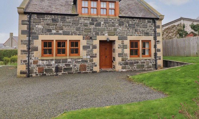 Craster Cottage | WHIN HILL COTTAGE, pet friendly, character holiday cottage in Craster