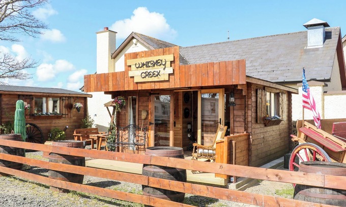Limavady Cottage | WHISKEY CREEK CABIN, romantic, with a garden in Castlerock
