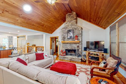 Sapphire House | Whispering Creek