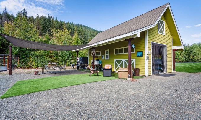 Leavenworth Other | WHISTLE POST INN