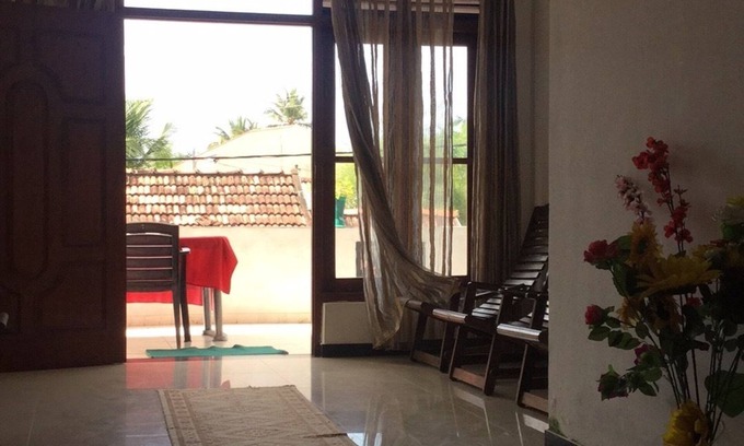 Patuwatha Bed & Breakfast | White baby beach rest