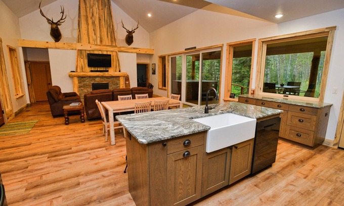 Bear Basin Estates House | White Bark Lodge - Secluded - 8 person Hot Tub - Fire Pit - WiFi