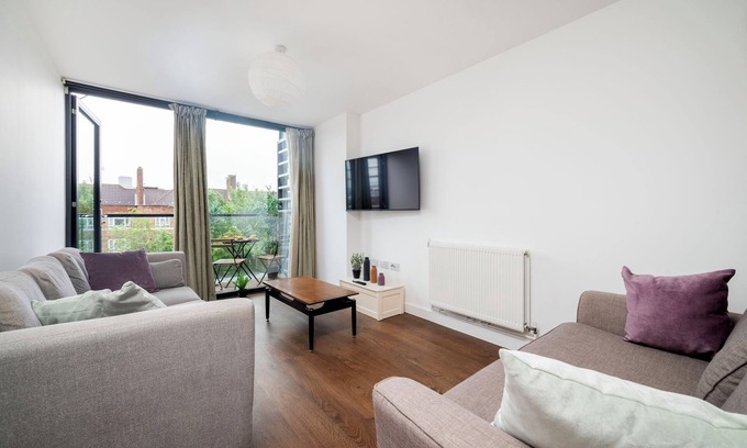 Wormholt and White City Apartment | White City Stylish Home by StayStayStay