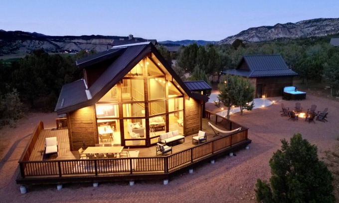 Orderville Cabin | White Cliffs Vista, Panoramic Views, Hot Tub, Epic Views!
