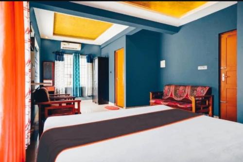 Kakkanad Hotel | White Clouds Inn