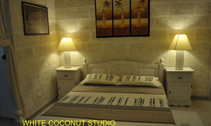 Silver Sands Apartment | White Coconut Studio at Blue Ocean Cottage in Silver Sands