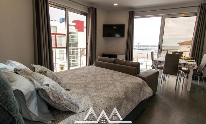 Praia da Vitoria Apartment | White House II