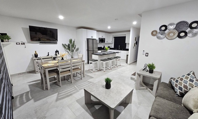 El Sauzal House | White House in Viñedos del Mar (3 floors)