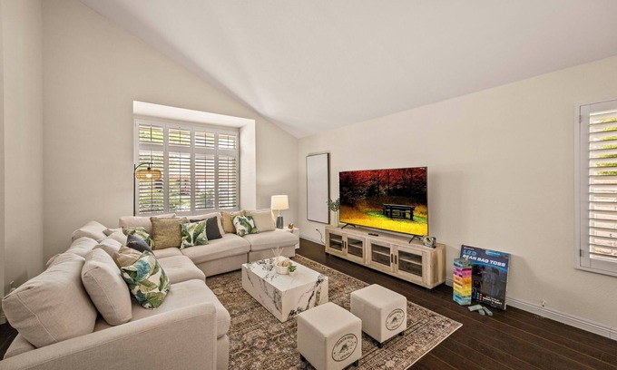 Rowland Heights House | White Lotus Resort Pool Home 4B3B - 5 Parking Spot
