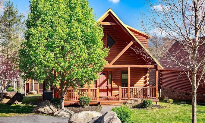 White Oak Lodge Cabin | White Oak Getaway, Hot Tub, Sleeps 6, Resort Community.