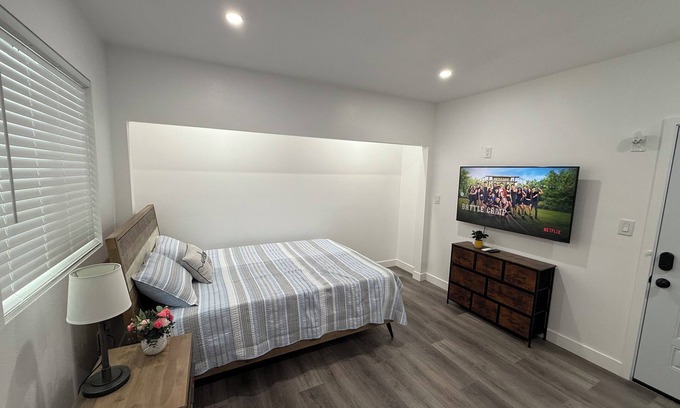 Compton Apartment | White Pearl Studio