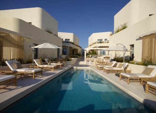 Apollonia Hotel | White Pebble Suites