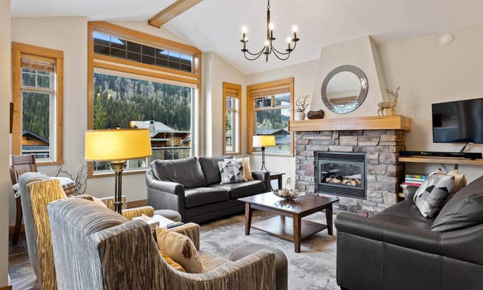 Fairways Ski Chalet | White Pines Chalet: Stunning, family friendly, 4BDRM Chalet w/Private Hot tub.