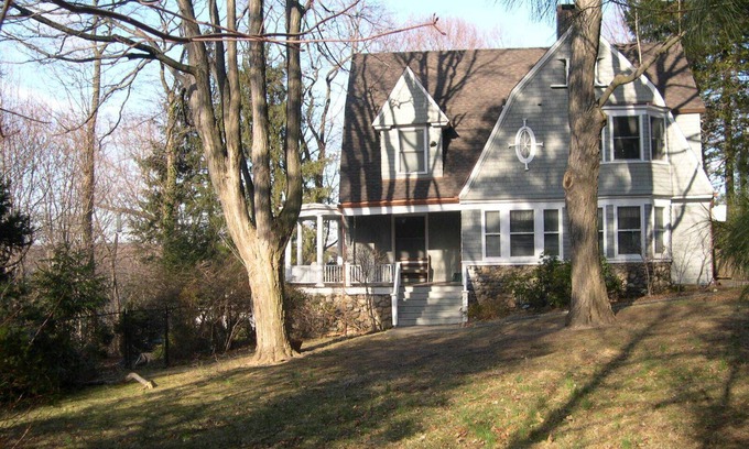 White Plains House | White Plains, 35 mins NY- Covered porch, Gas Fireplace, Lovely neighborhood