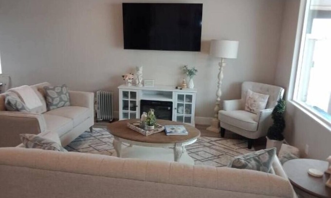 Hildale House | White Rocks-4beds, 3bath,hot tub