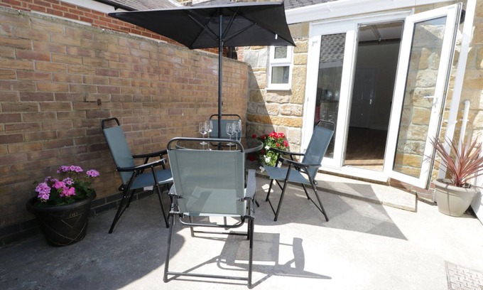 Guisborough Cottage | WHITE ROSE COTTAGE, pet friendly, with a garden in Guisborough