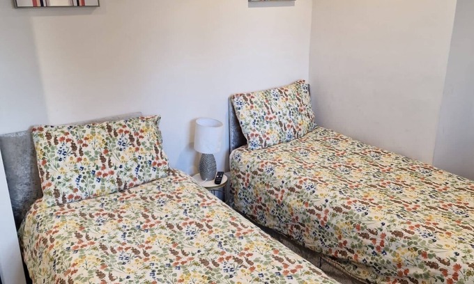 South Ockendon House | White Soft, Private En-suite Double Roomn