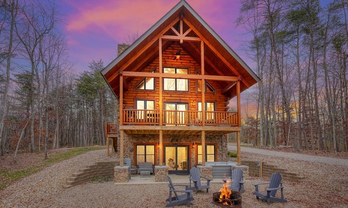 Logan Cabin | White Tail Ridge: Hot tub, Arcades, Fire pit, + WALK to #1 hike: Old Mans Cave!
