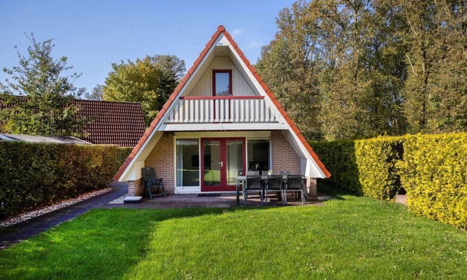 Zwiggelte House | White Wagtail I Beautiful Bungalow near the Woods