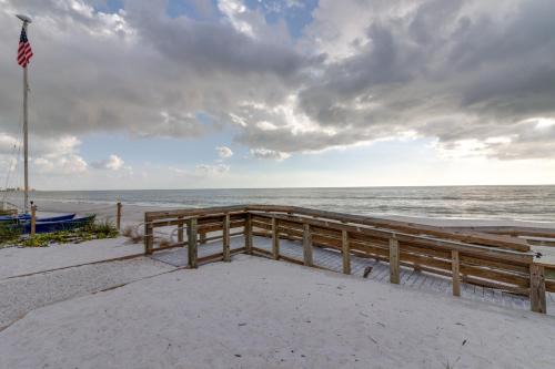Mid Island Apartment | Whitecap Condo Beachfront Splendor