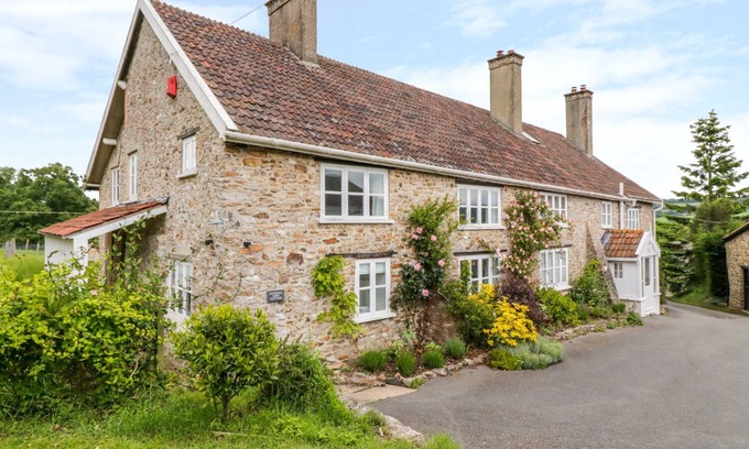 Monkton House | WHITEHALL FARM COTTAGE, family friendly, with open fire in Honiton