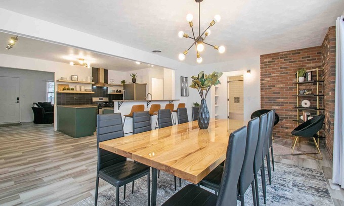 Goshen House | Whitehouse Retreat! 4-bedroom house with Pool, WiFi and AC in tranquil Goshen