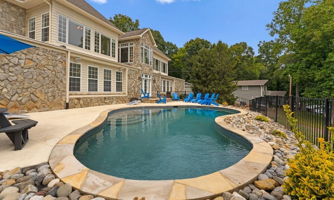 Troutman House | Whitetail Cove by AvantStay | Lakefront w/Pool + Private Dock | Sleeps 20